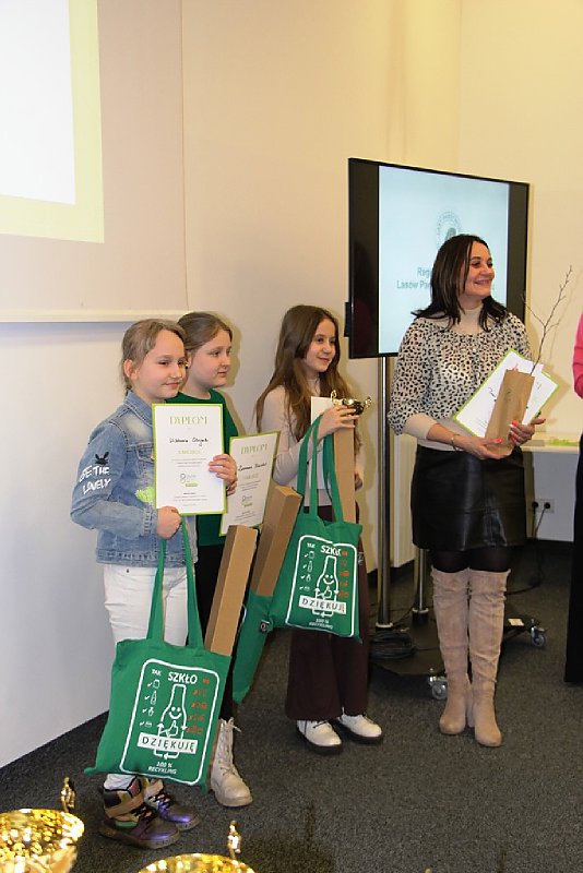 Daria Kotas, Wiktoria Olejnik, Zuzanna Kawaler ze Szkoły Podstawowej w Rososzycy – laureatki drugiego miejsca w kategorii klas 1 -3 za „Rap o segregacji szkła” z osobiście wybranymi nagrodami