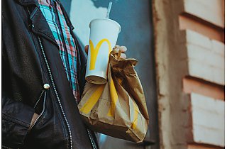 Koniec z plastikiem - papierowe słomki w McDonalds!