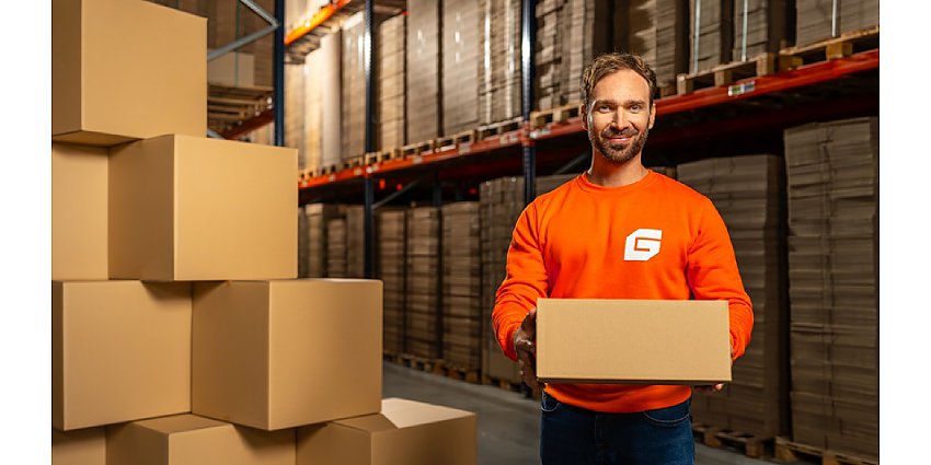 Scenografia z tektury w kampanii Grembox „Opakowania dla e-commerce mamy od ręki”