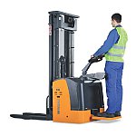 Wózek podnośnikowy HI-TRUCK50 PLUS AC z podestem operatora do pracy w mroźni (01-999PA50PLUS-P MR)
